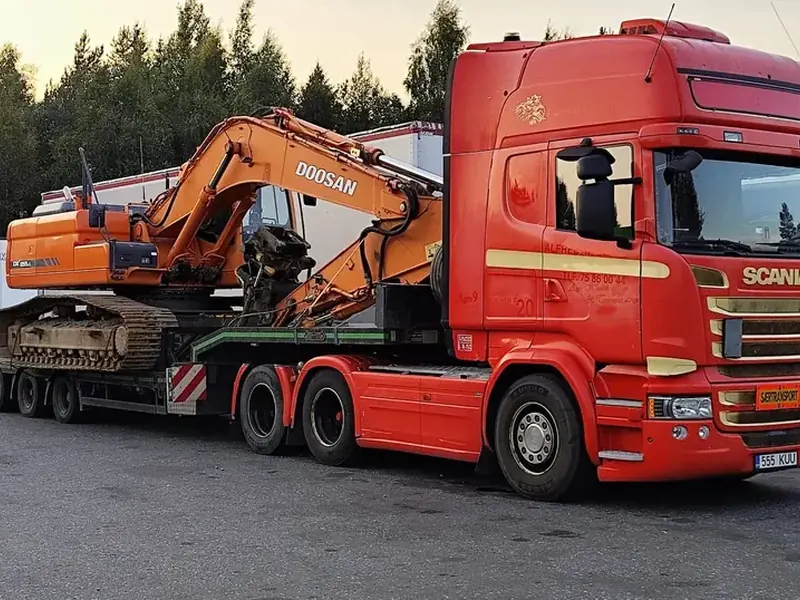 Ekskavaatori transport poolhaagisel