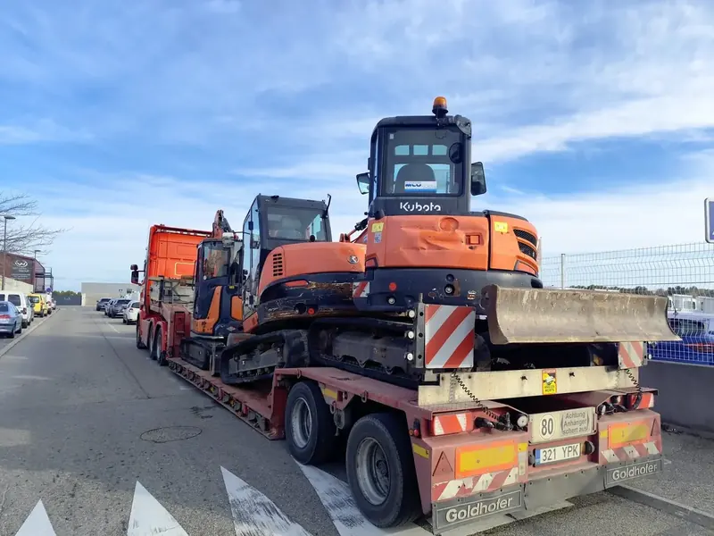 Kahe ekskavaatori transport madelhaagisel