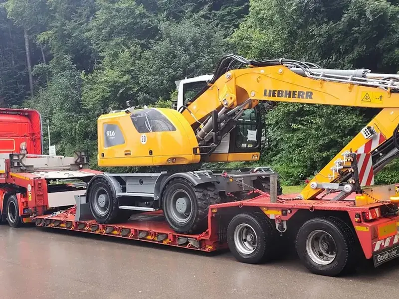 Ratasekskavaatori transport madelhaagisel