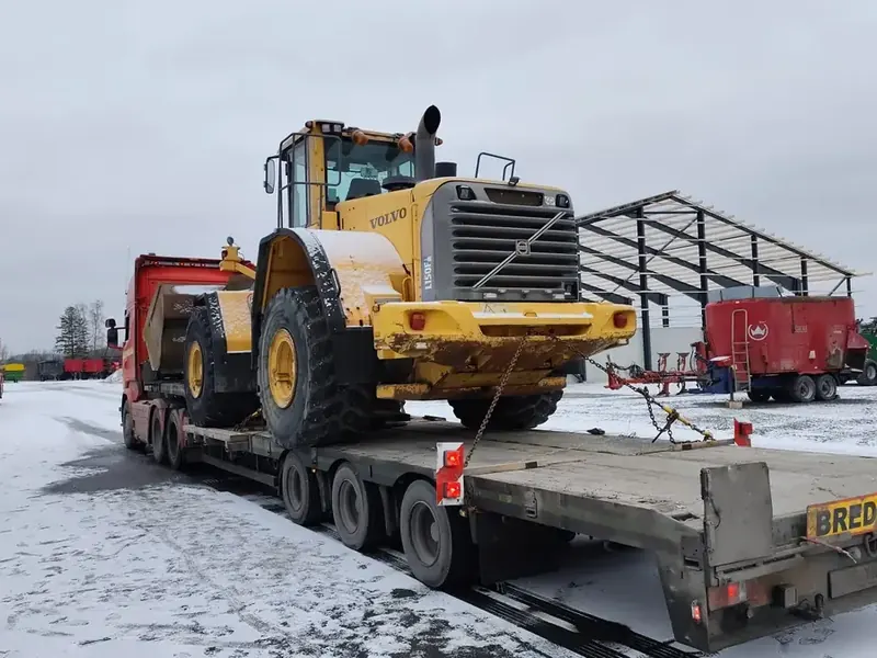 Rataslaaduri transport poolhaagisel