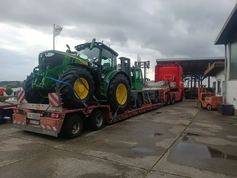 Traktori transport madelhaagisel